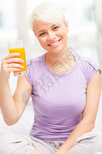 女金发子早餐喝果汁的照片为了舒适女孩图片