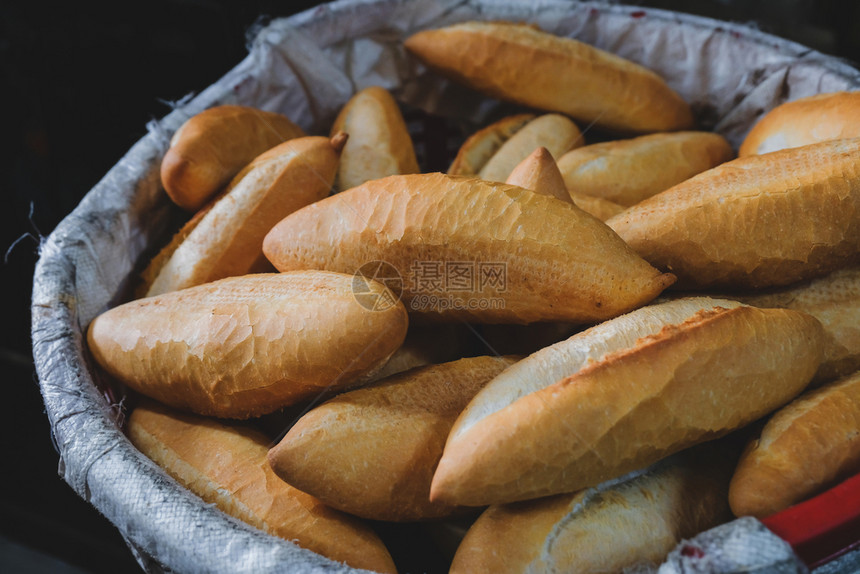 在越南的法式面包在篮子咖啡厅里制作Baguette供客户用营养旅游面包店图片