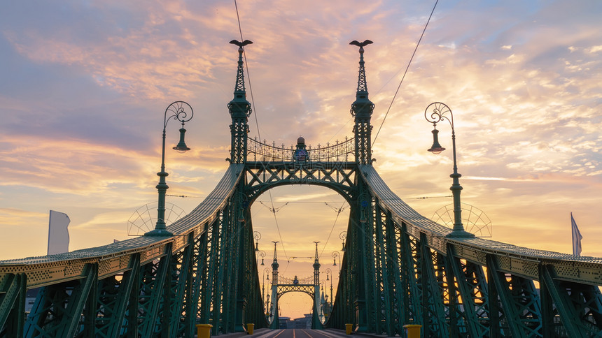 河布达佩斯自由桥日出时阴云起自由桥落路灯图片