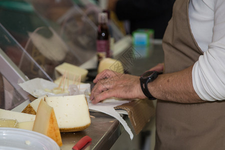 在食品店切奶酪的女仆在食品店切奶酪的女仆圆形食物新鲜图片
