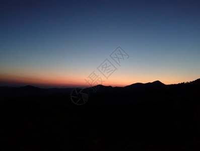 天空线太阳清晨在山后面升起谷图片