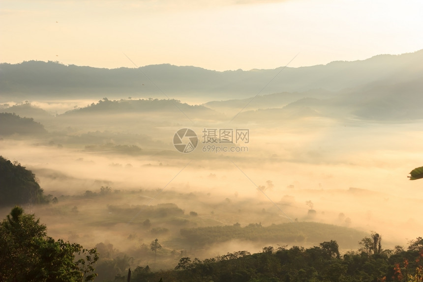 太阳清晨在山后面升起风景优美谷观图片