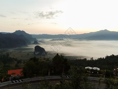 太阳清晨在山后面升起日落天线橙图片