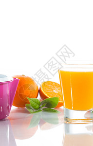 新鲜的橙子汁在玻璃杯中被挤压多汁的成熟手挤图片