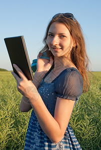 青少年读者学习电子阅户外书取器的少女图片