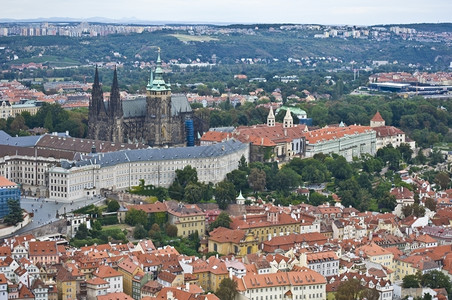 尖塔著名的布拉格城堡的风景屋顶图片