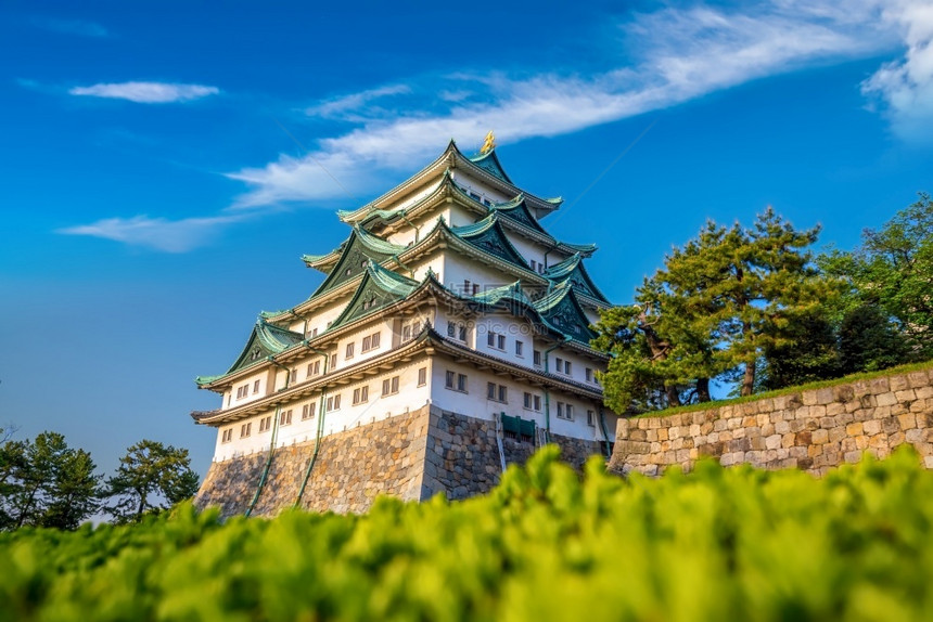 历史的皇家日本名古屋城堡和市天际蓝空外部的图片
