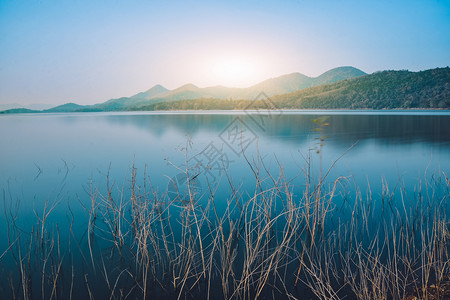 天空反射清晨风景河流湖观山大自然中的达姆美假期图片