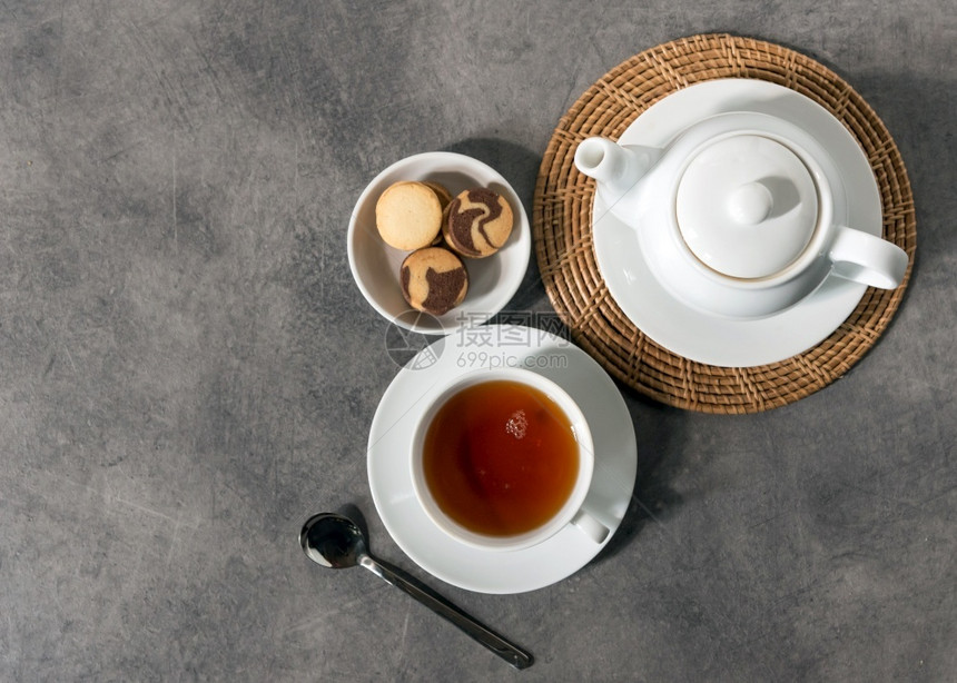 白瓷茶杯和壶下午桌布局热的放草本图片