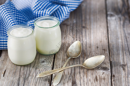 配有新鲜和天然产品的酸奶饮食光滑的乳制品图片