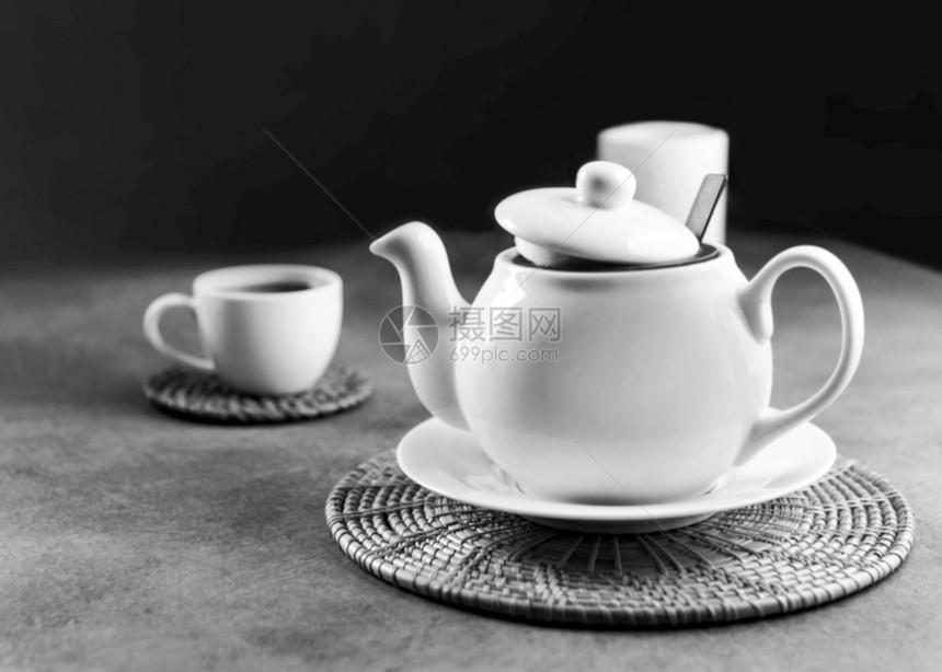 咖啡因香气白瓷茶杯和壶下午桌布置黑白色的图片