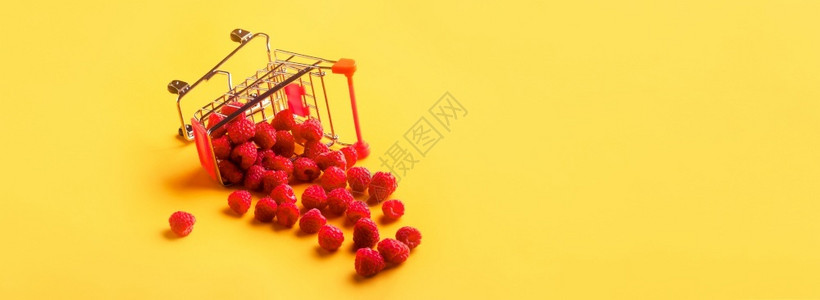 草莓促销展板市场买以橙色为背景的成熟草莓变形购物车金属的背景