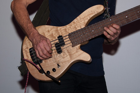 白色的播放器一个带吉他弹贝斯手的肖像镜头低音图片
