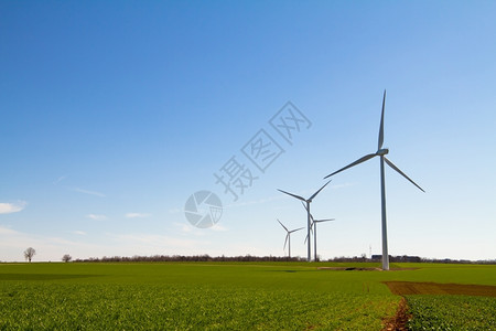 清蓝天空下的风力涡轮机清除活量高清图片