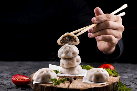 传统的手拿着筷子包饺新鲜的营养图片