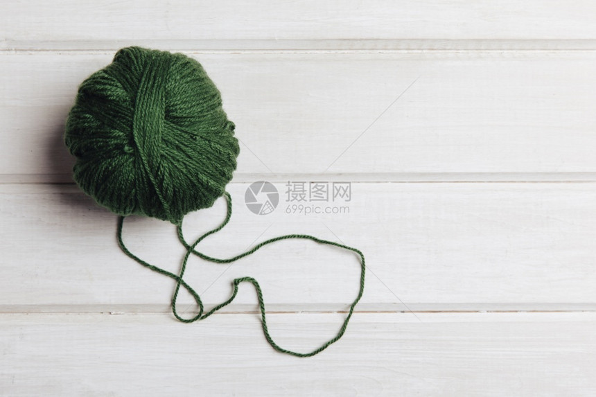 概念的手工制作绿羊毛球服装图片