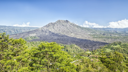 假期爬坡道蓝色的巴厘火山高清图片