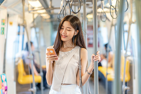 乘坐地铁听音乐的年轻女孩图片