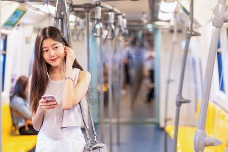乘坐地铁听音乐的年轻女孩图片