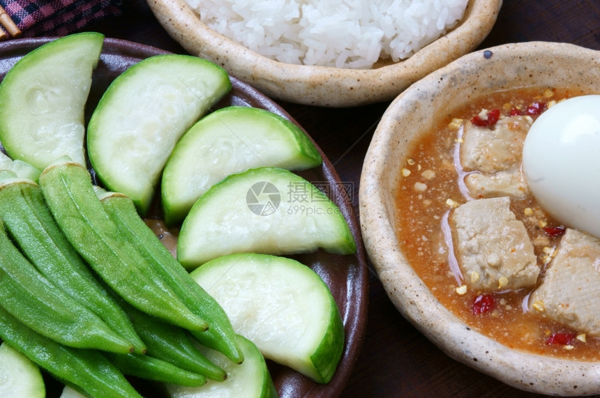 午餐越南食物非常美味营养胆固醇无有机廉价成分供饮食者用品为越南人提供的食物非常美味胆红质素没有机廉价的成分和食物蔬菜秋葵图片