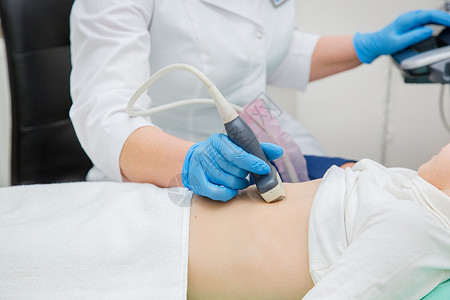 医生使用超声波扫描仪检查患者胃部图片