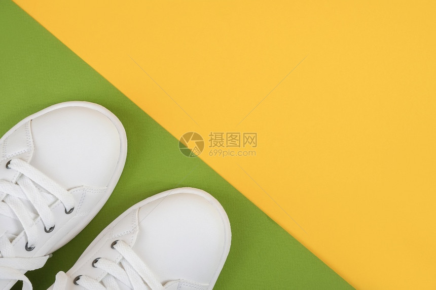锻炼男人白色运动鞋绿和黄背景鞋带运动生活方式概念顶视图平躺白色运动鞋绿和黄背景鞋带运动顶视图平躺坦的图片