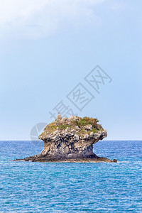 孤天空杰出的一块像岩石岛样从海平面上升起的杰出岩石图片