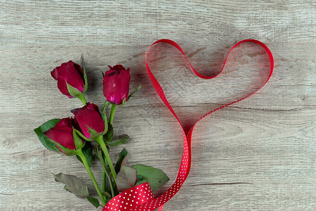 情人节红玫瑰和心形丝带图片