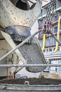 基础设施安全从混凝土搅拌车卡上倾弃混凝土建筑业用水泥为了背景图片