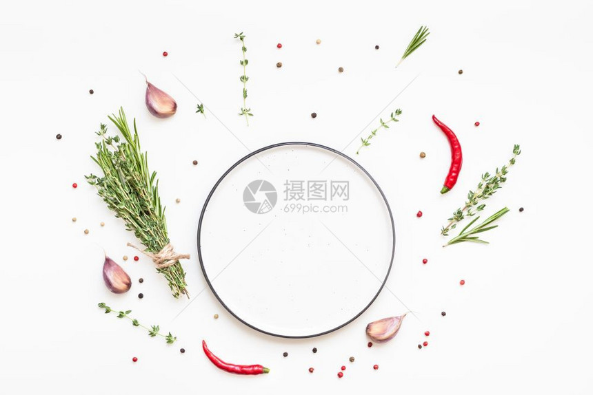 嘲笑食物迷迭香白色背景带绿草药和香料菜单的空白文本间邀请卡设计配有烹饪原料的食品背景面含菜料的食品背景Name图片