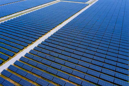 环境技术行业从泰国无人机相上对太阳能电池板的空中观察图片