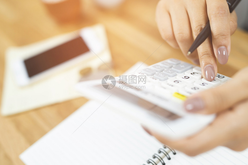 妇女使用年收入税计算器度的笔帐户图片