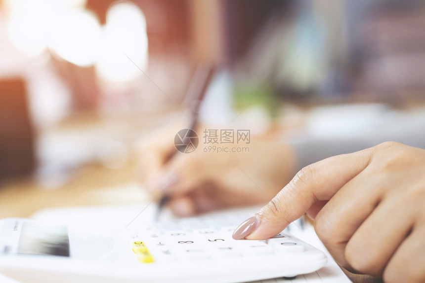 发票文书工作妇女使用年收入税计算器图片