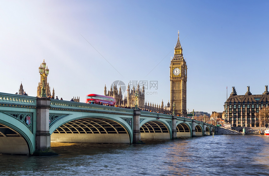 正面房屋钟伦敦12月3日BigBen2015年月3日在伦敦英国在大蜂前的公路图片