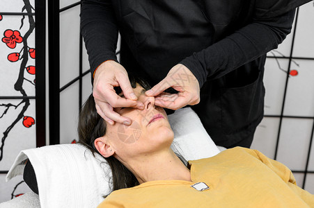 面部针灸按摩的女性治疗的高清图片素材