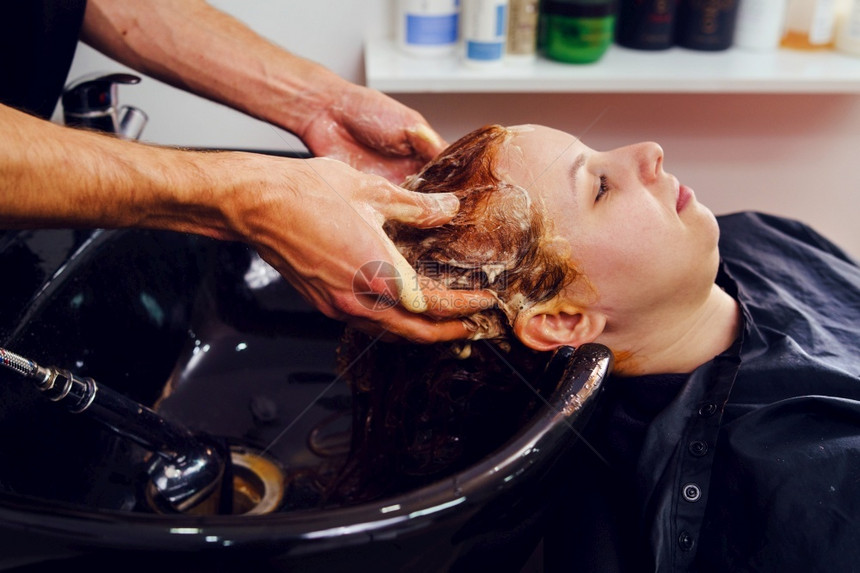 在理发店洗头的顾客图片