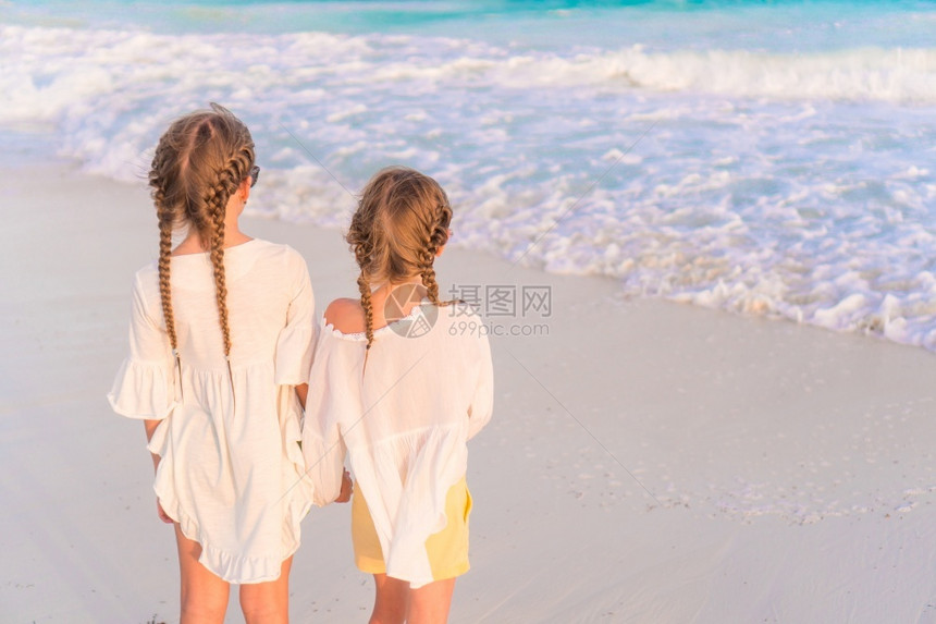蓝色的孩子女在热带海滩玩得开心小快乐有趣的女孩在热带海滩一起玩耍很好的小欢快闲暇图片