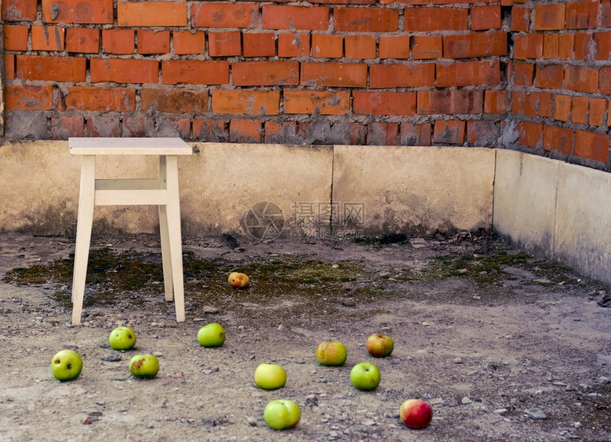 在地板上散落的旧室内苹果背景下散落在地板上的苹果落下教育地面图片