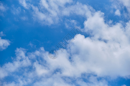 大气层云景蓝色天空中的白云在阳光明媚的天空上景观图片