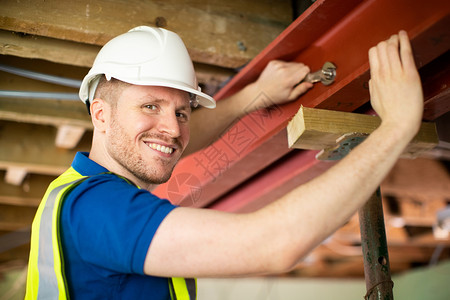 商业男人建筑工体能钢铁支持波束进入翻修房顶的改造屋图片