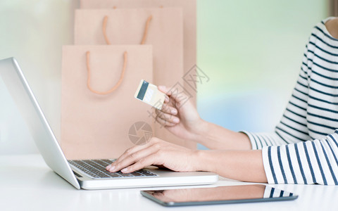 盒抓住青年妇女在线购物有优惠信用卡付款和营销概念女青年芯片图片