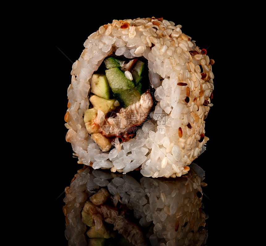 单寿司卷卡利弗尼亚黑色背景反射单一寿司卷加州旋转可口生的传统图片