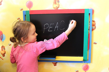 小女孩写在黑板和平字上门户14黑色的信息图片