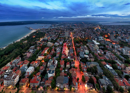 历史的保加利亚Varna空中无人驾驶飞机观看城市的美丽全景状态瓦尔纳图片