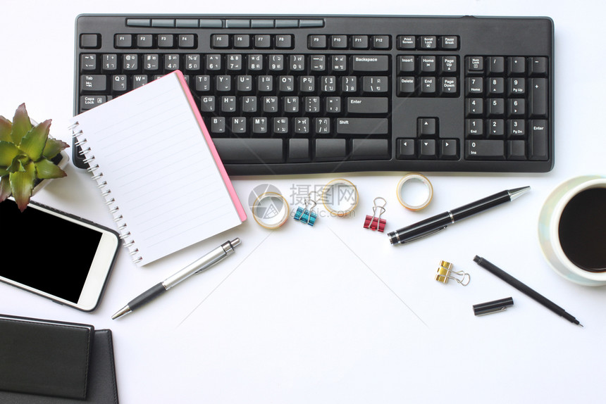 键盘智能手机笔记本茶咖啡笔和用品放在办公室白桌上并有供设计使用的复制空间补给品夹子技术图片