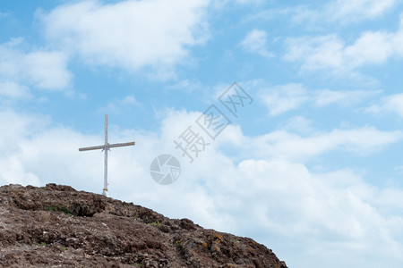 在崎岖的山顶上与蓝天和蓬松的白云交叉天空爬坡道灵图片