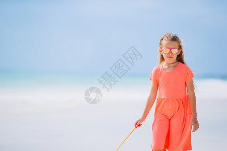 沙滩上度假的小女孩图片