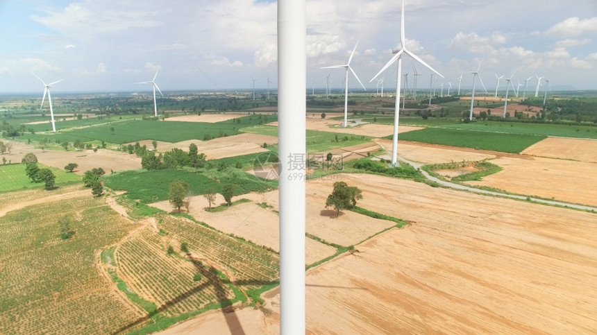 航拍农田里的发电风车图片