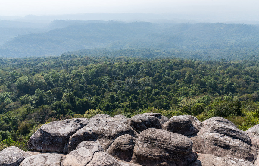 著名的靠近泰公园PhitsanulokThailand的悬崖边岩石放松图片