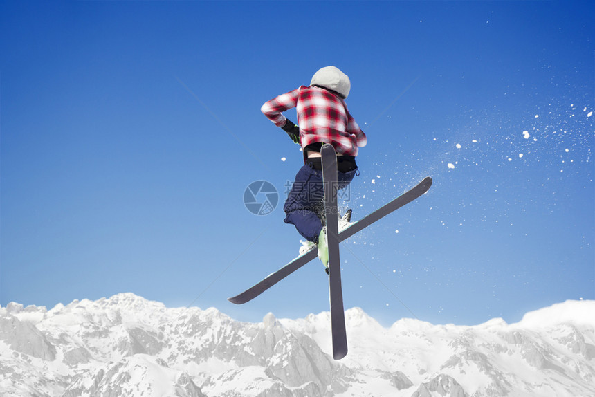 在雪上飞跃的滑雪者图片